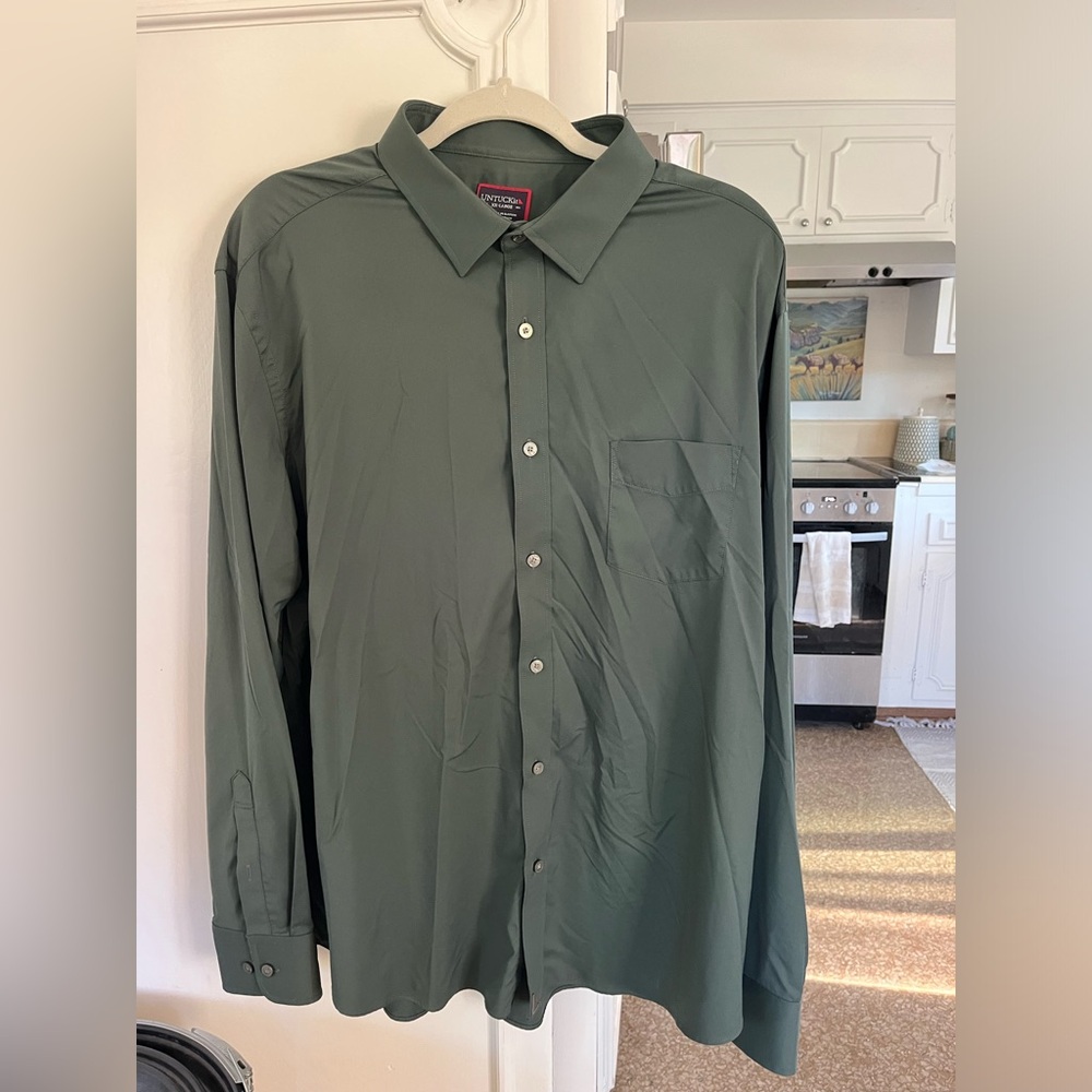 Untuckit men’s dark green button down long sleeve shirt